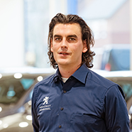 Olivier maakt deel uit van de dienst verkoop bij Peugeot Garage Vanbussel te Peer.