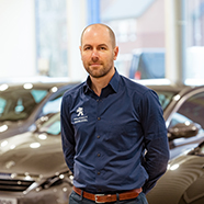 Geert maakt deel uit van het administratief team bij Peugeot Garage Vanbussel te Peer.