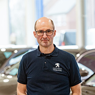 Laurent is carrossier bij Peugeot Garage Vanbussel te Peer.