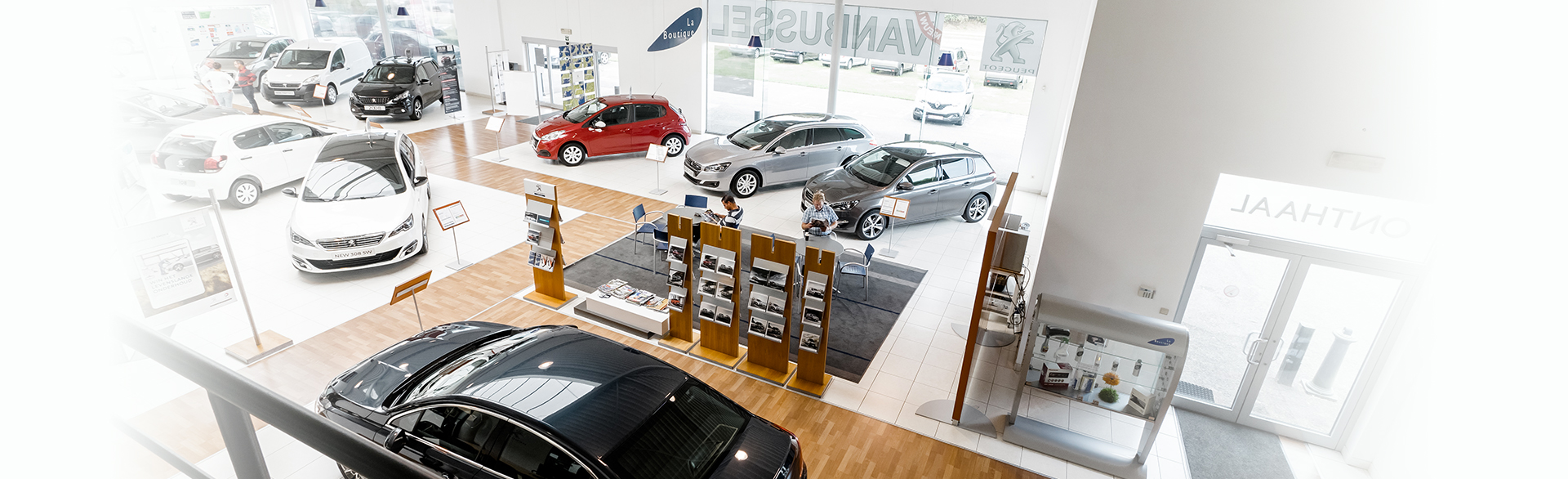Peugeot voertuigen in de showroom.