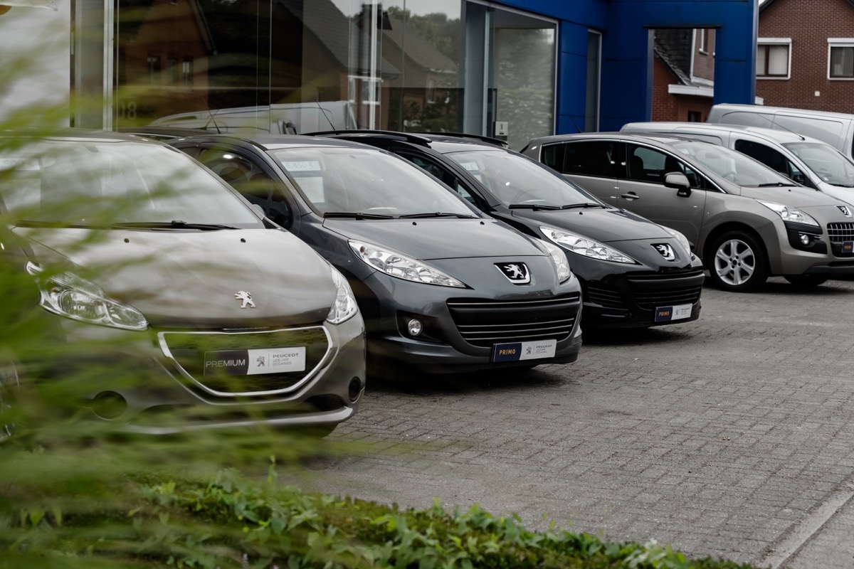 In onze Peugeot garage kunt u terecht voor nieuwe wagens en occasies, onderhoud en herstellingen van uw voertuig.